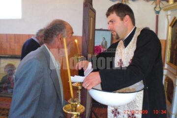 Preotul Marian Stărică, la slujbă