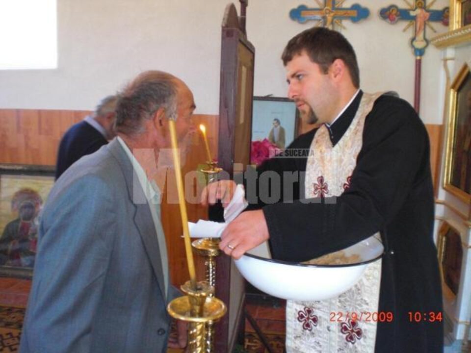 Preotul Marian Stărică, la slujbă