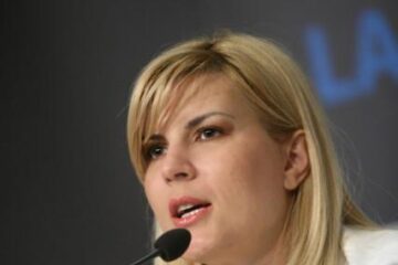 Elena Udrea spune că fiecare comună din țară va avea în medie zece astfel de locuințe de serviciu. Foto: turism.gov.ro