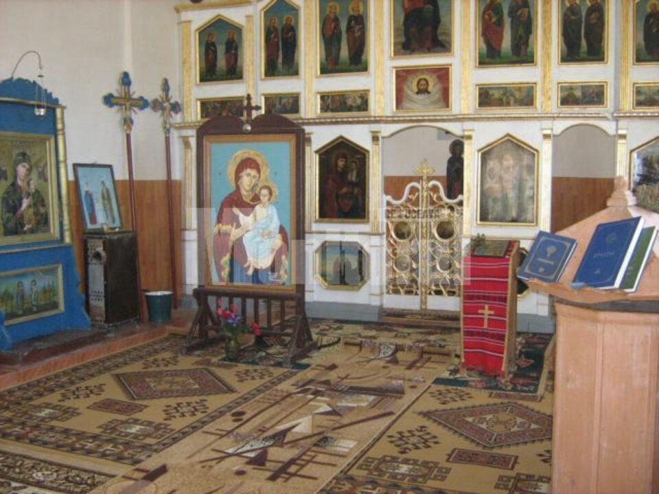 Preotul Marian Stărică, la slujbă