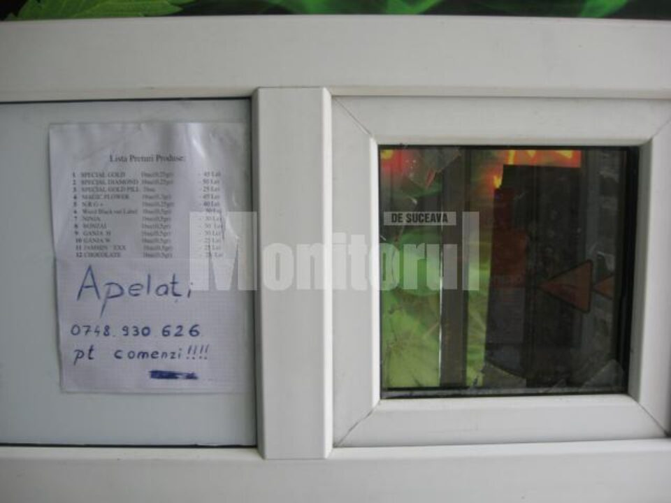 Pe geamurile magazinelor care comercializau plante și substanțe cu efect halucinogen au apărut numerele de telefon la care clienții pot face comenzi Pe geamurile magazinelor care comercializau plante și substanțe cu efect halucinogen au apărut numerele de telefon la care clienții pot face comenzi