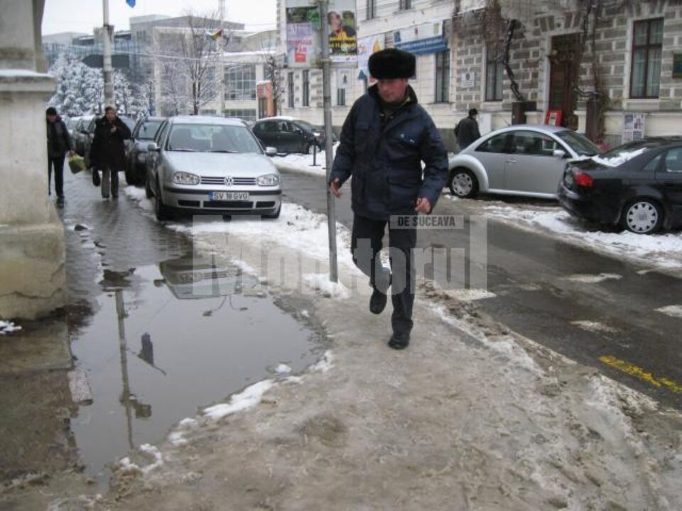 Odată cu încălzirea vremii, mersul pe jos, pe trotuarele municipiului, a devenit un adevărat calvar