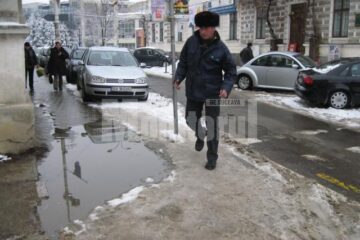 Odată cu încălzirea vremii, mersul pe jos, pe trotuarele municipiului, a devenit un adevărat calvar