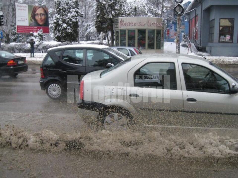 Sucevenii, împroșcați din plin de mașinile din trafic