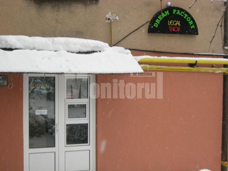 Pe geamurile magazinelor care comercializau plante și substanțe cu efect halucinogen au apărut numerele de telefon la care clienții pot face comenzi