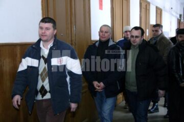 Tomuță, escortat de polițiști, pe holurile Judecătoriei Rădăuți
