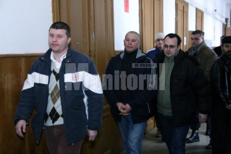 Tomuță, escortat de polițiști, pe holurile Judecătoriei Rădăuți