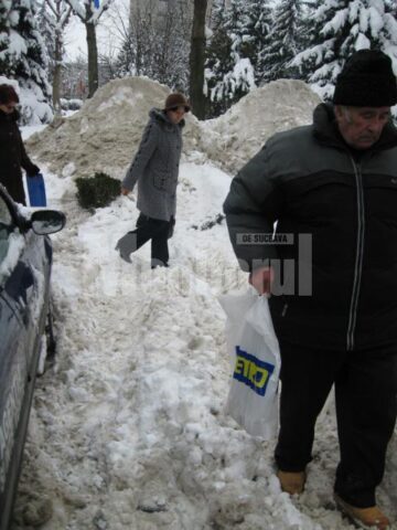 Pietonii au fost nevoiți să se lupte cu nămeții pentru a răzbate mai departe