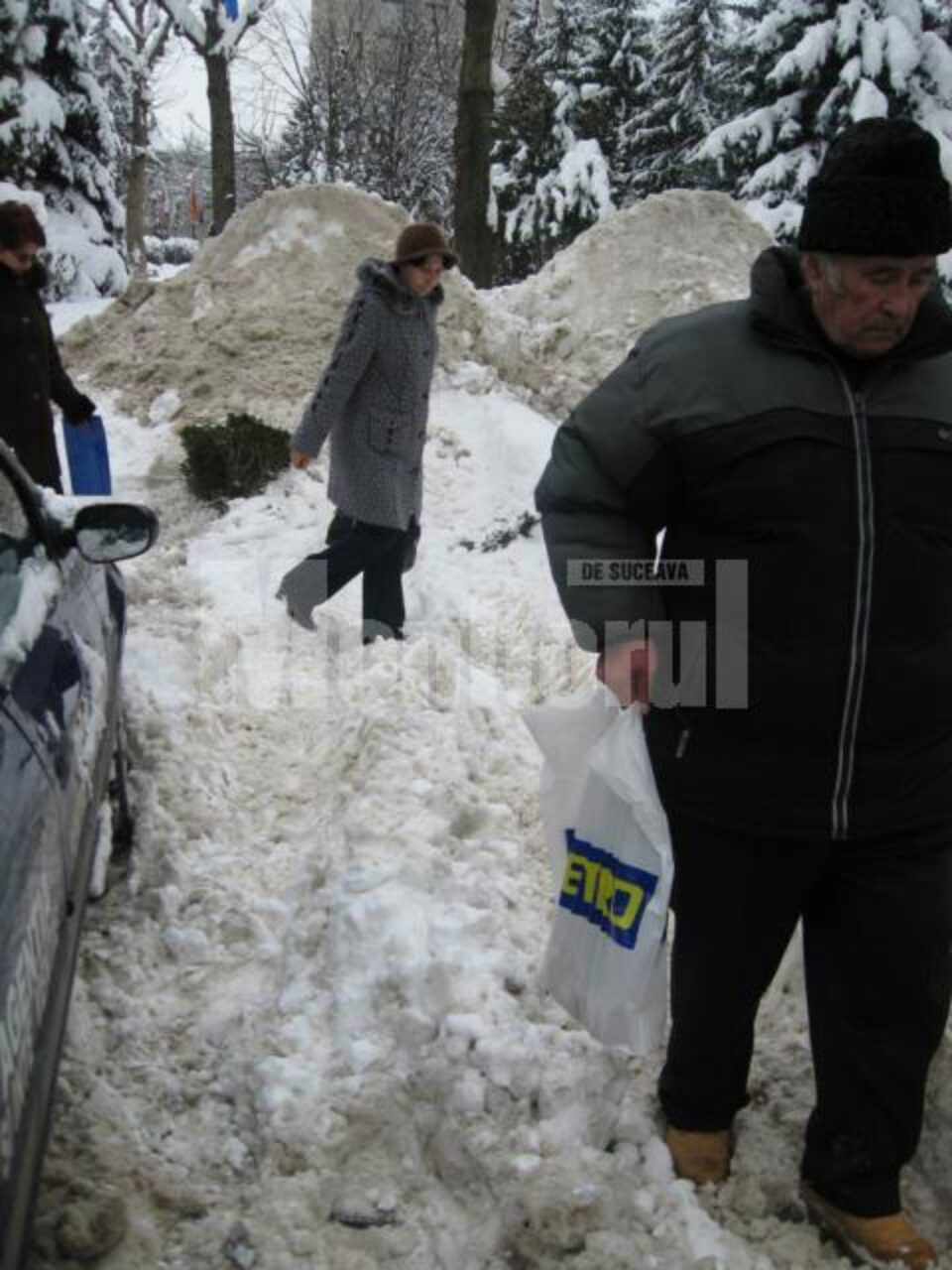 Pietonii au fost nevoiți să se lupte cu nămeții pentru a răzbate mai departe