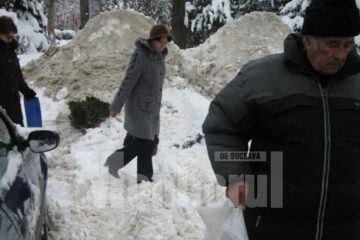 Pietonii au fost nevoiți să se lupte cu nămeții pentru a răzbate mai departe