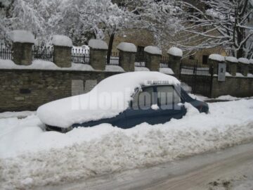 Mașină blocată din cauza zăpezii