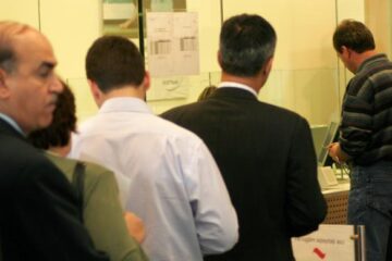 Consumatorul se va putea retrage din contractul de credit fără a invoca motive, în termen de 14 zile de la semnarea acestuia. Foto: MEDIAFAX