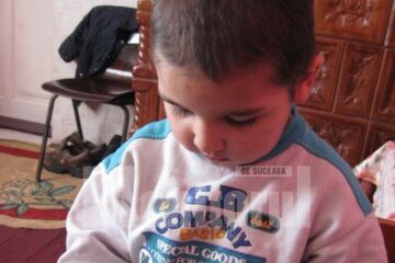 La 5 ani, Mihăiță duce dorul mamei plecată la muncă în Italia