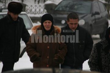 Mama lui Carmen Hrițcu, alături de alte rude ale victimei