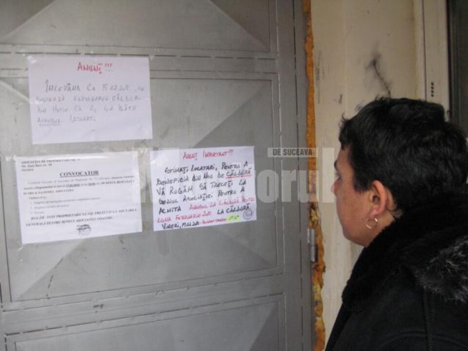 Locatarii căminelor SOCIM au aflat că vor rămâne fără căldură de pe afișele lipite la intrarea în bloc