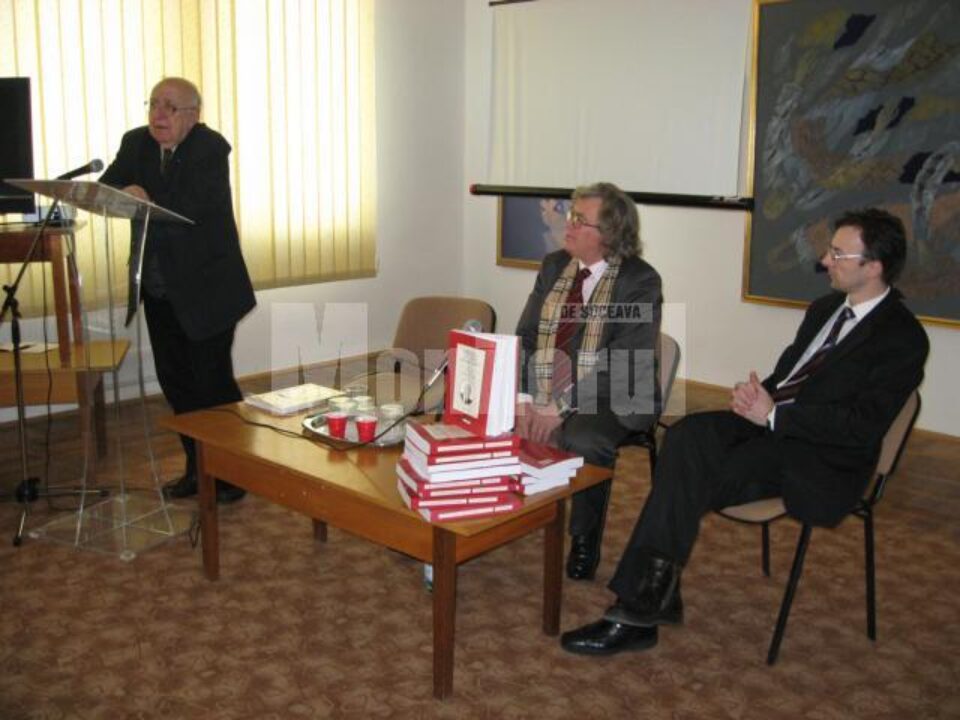 Istoricul Gheorghe Buzatu, editorul Aurel Ștefanachi și directorul bibliotecii publice sucevene Gabriel Cărăbuș