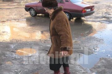 Circulația pietonală, îngreunată de zăpada topită