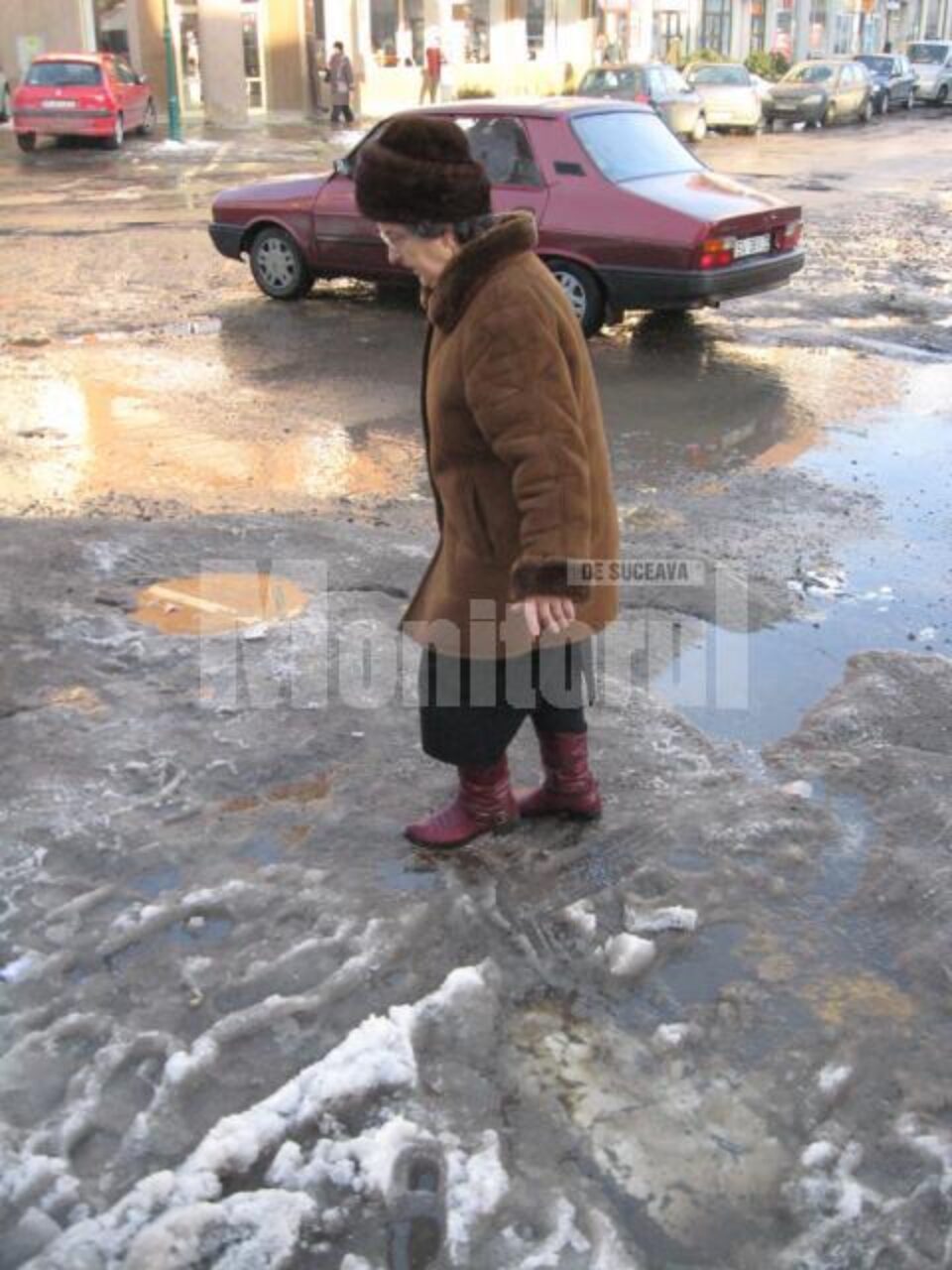 Circulația pietonală, îngreunată de zăpada topită