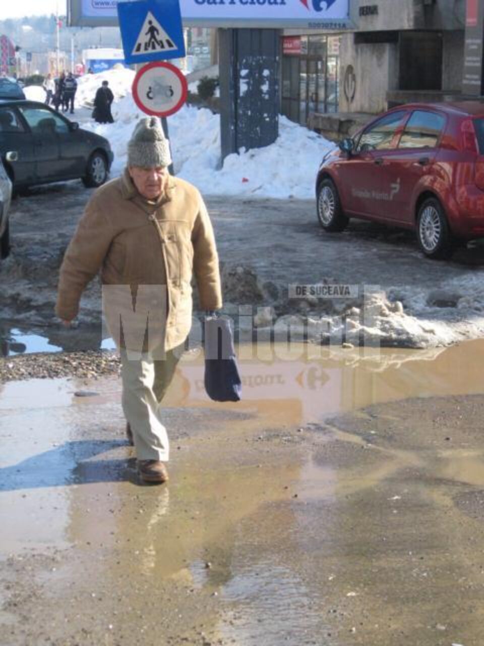 Strada, inundată de apele zăpezilor topite