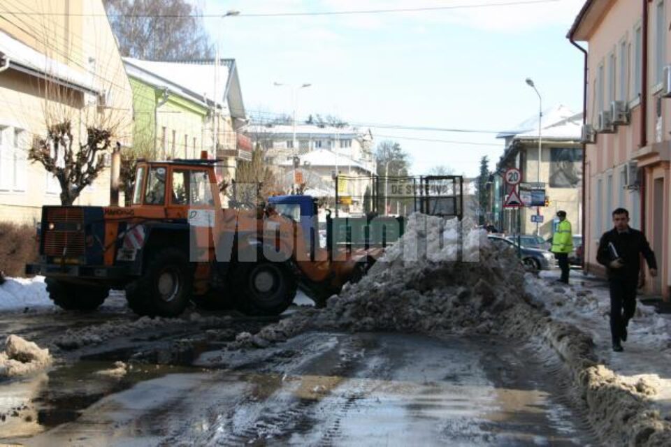 Strada Mihai Viteazu a fost închisă ieri dimineață, timp de câteva ore, pentru a fi curățată zăpada