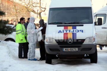 Criminaliștii au prelevat foarte multe probe din apartamentul unde s-a produs dublul asasinat