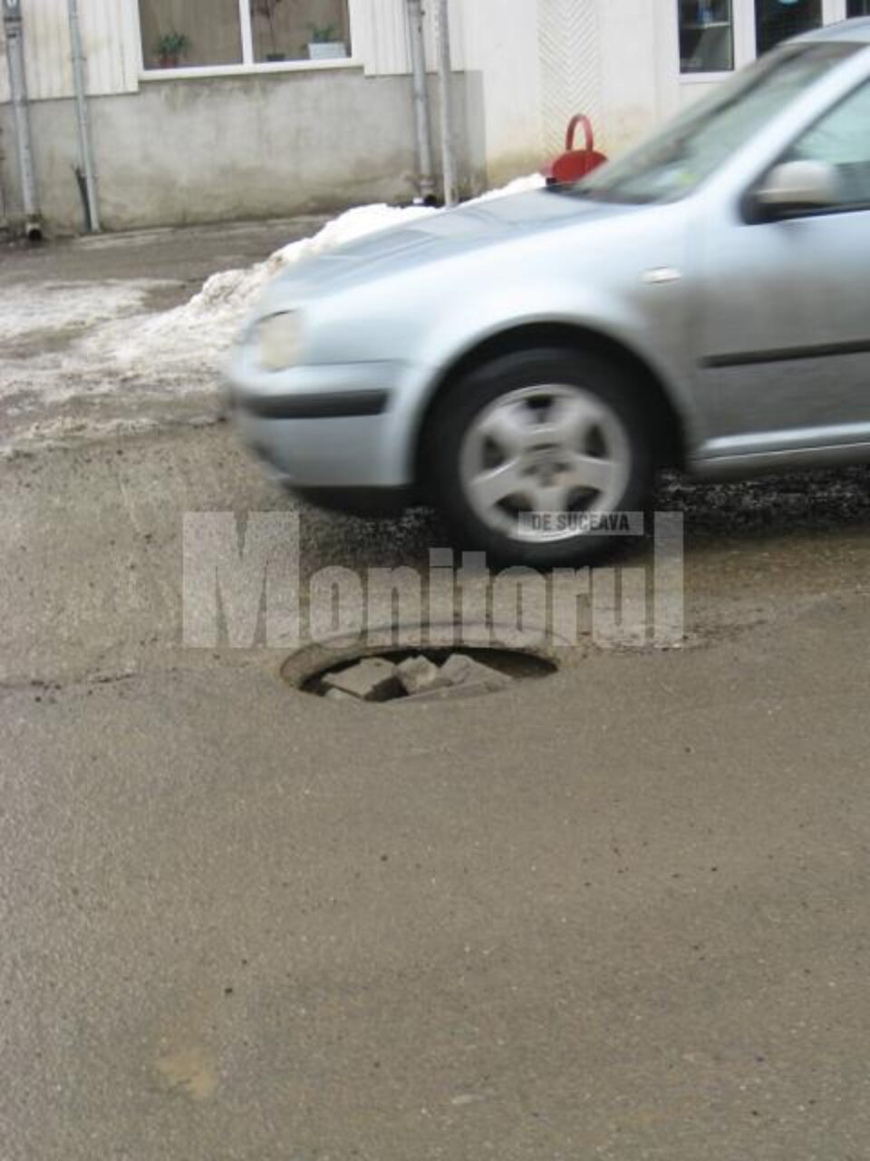 Duminică, criza a atins și bolovanii, care s-au împuținat și nu au mai ajuns pentru a acoperi integral groapa