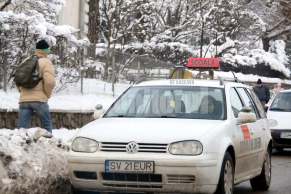 Fiecare școală de șoferi trebuie să dețină minimum două vehicule pentru pregătirea practică a elevilor Fiecare școală de șoferi trebuie să dețină minimum două vehicule pentru pregătirea practică a elevilor