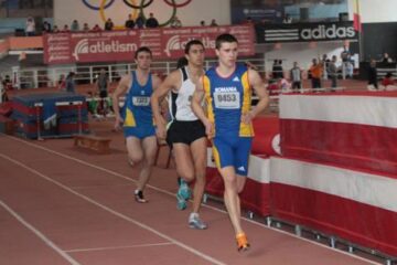 Bogdan Macovei, în echipament alb-negru, a obținut două medalii naționale. Foto: www.atletic.ro