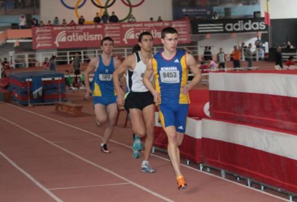 Bogdan Macovei, în echipament alb-negru, a obținut două medalii naționale. Foto: www.atletic.ro Bogdan Macovei, în echipament alb-negru, a obținut două medalii naționale. Foto: www.atletic.ro