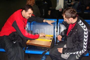 Deplasarea din Ucraina s-a dovedit plină de peripeții, iar în așteptarea avioanelor sucevenii și-au omorât timpul prin aerogări