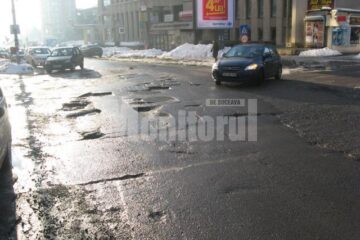 Supărare: Primăria Suceava, dată în judecată pentru gropile de pe străzi