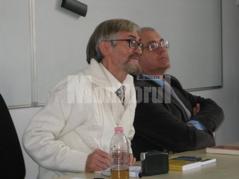 Vasile Andru ascultând întrebările auditoriului
