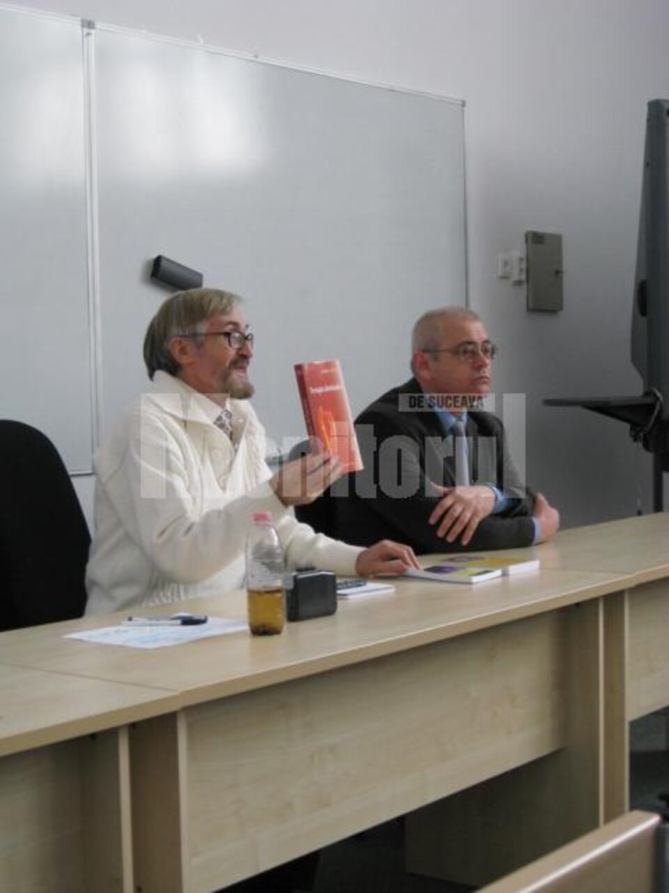 Scriitorul Vasile Andru, cu una din cărțile sale, alături de prof. univ. dr. Sorin-Tudor Maxim