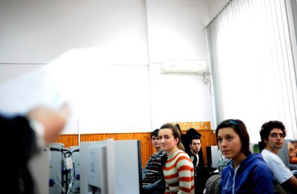 Copiii cu IQ mare pot avea dificultăți de integrare, de adaptare și de comunicare cu cei din jur. Foto: MEDIAFAX Copiii cu IQ mare pot avea dificultăți de integrare, de adaptare și de comunicare cu cei din jur. Foto: MEDIAFAX