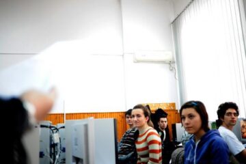 Copiii cu IQ mare pot avea dificultăți de integrare, de adaptare și de comunicare cu cei din jur. Foto: MEDIAFAX