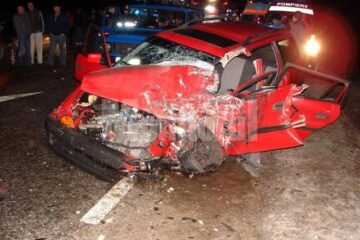 Autoturismul Opel s-a lovit de tir în partea lateral stângă