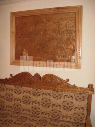Piesă de mobilier și scenă religioasă în basorelief