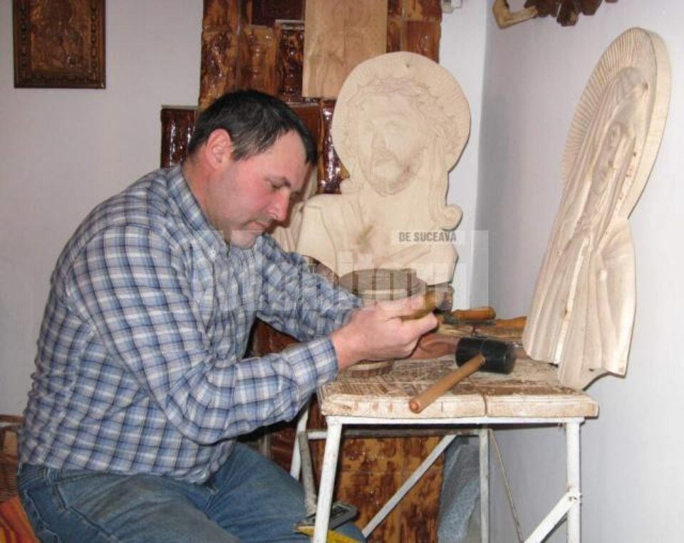 Gheorghe Bîrgăoan lucrând la o ploscă lângă soba de teracotă