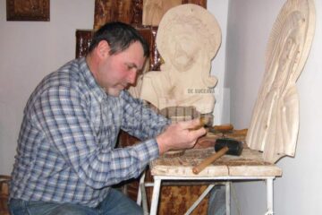 Gheorghe Bîrgăoan lucrând la o ploscă lângă soba de teracotă