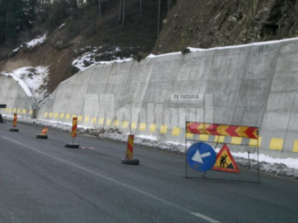 De deasupra zidului de beton ridicat pentru consolidarea dealului de lângă șosea au început să alunece pământ și pietriș De deasupra zidului de beton ridicat pentru consolidarea dealului de lângă șosea au început să alunece pământ și pietriș