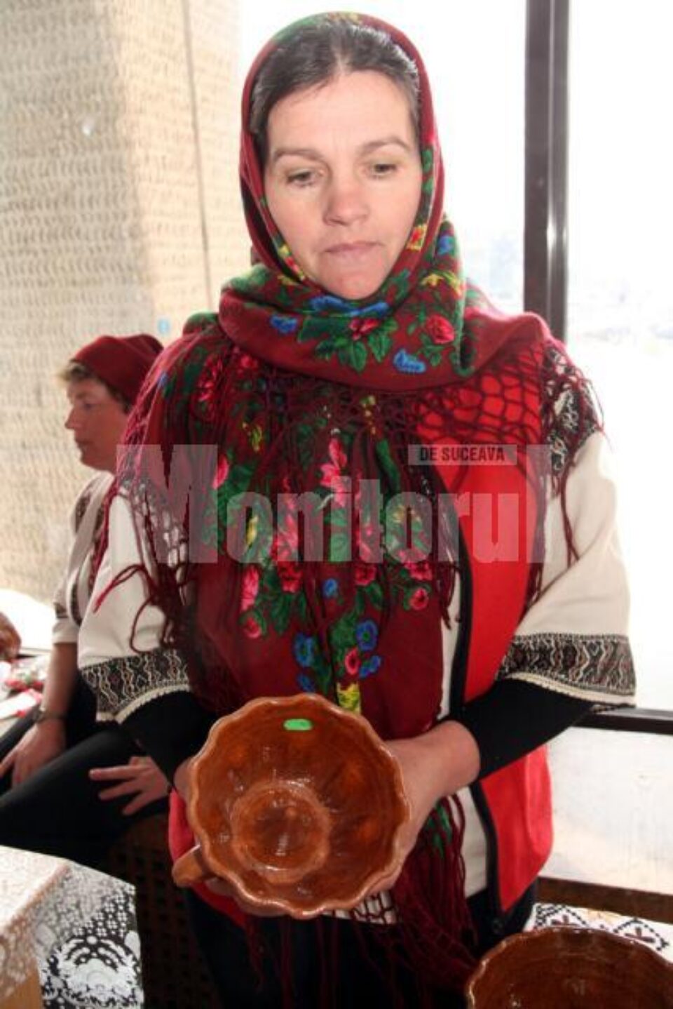 Vas de lut in care se pregatesc de Pasti cozonaci cu mac numiti in Moldova babe