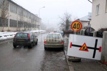 Indicatorul care îi avertizează pe șoferi că drumul este închis, amplasat mult prea aproape de intersecție
