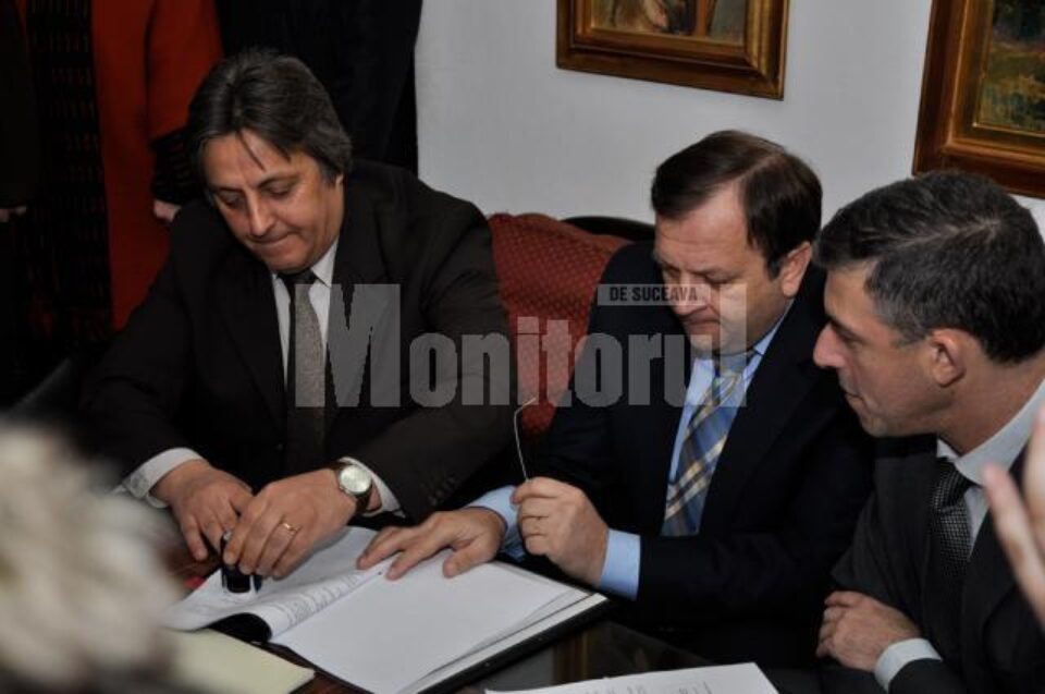 Primarul Vasile Tofan, președintele CJ Gheorghe Flutur și secretarul de stat Sorin Munteanu, la semnarea contractului de finanțare Primarul Vasile Tofan, președintele CJ Gheorghe Flutur și secretarul de stat Sorin Munteanu, la semnarea contractului de finanțare