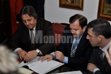 Primarul Vasile Tofan, președintele CJ Gheorghe Flutur și secretarul de stat Sorin Munteanu, la semnarea contractului de finanțare