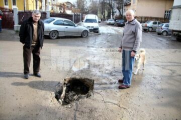 Groapă adâncă de jumătate de metru în mijlocul străzii 6 Noiembrie