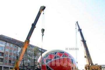 Oul uriaș, mutat din centrul Sucevei la Cetatea de Scaun