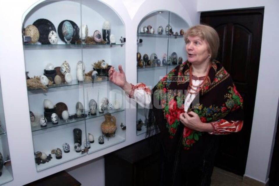 Artista Lucia Condrea prezintă comorile adunate în Muzeul de ouă încondeiate de la Moldovița Artista Lucia Condrea prezintă comorile adunate în Muzeul de ouă încondeiate de la Moldovița