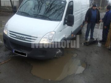 Șoferul unui microbuz marca Iveco a intrat pe strada Traian Vuia într-o groapă camuflată cu apă