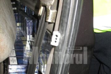 Sute de pachete cu țigări de contrabandă au fost găsite de polițiști, ascunse într-un autoturism