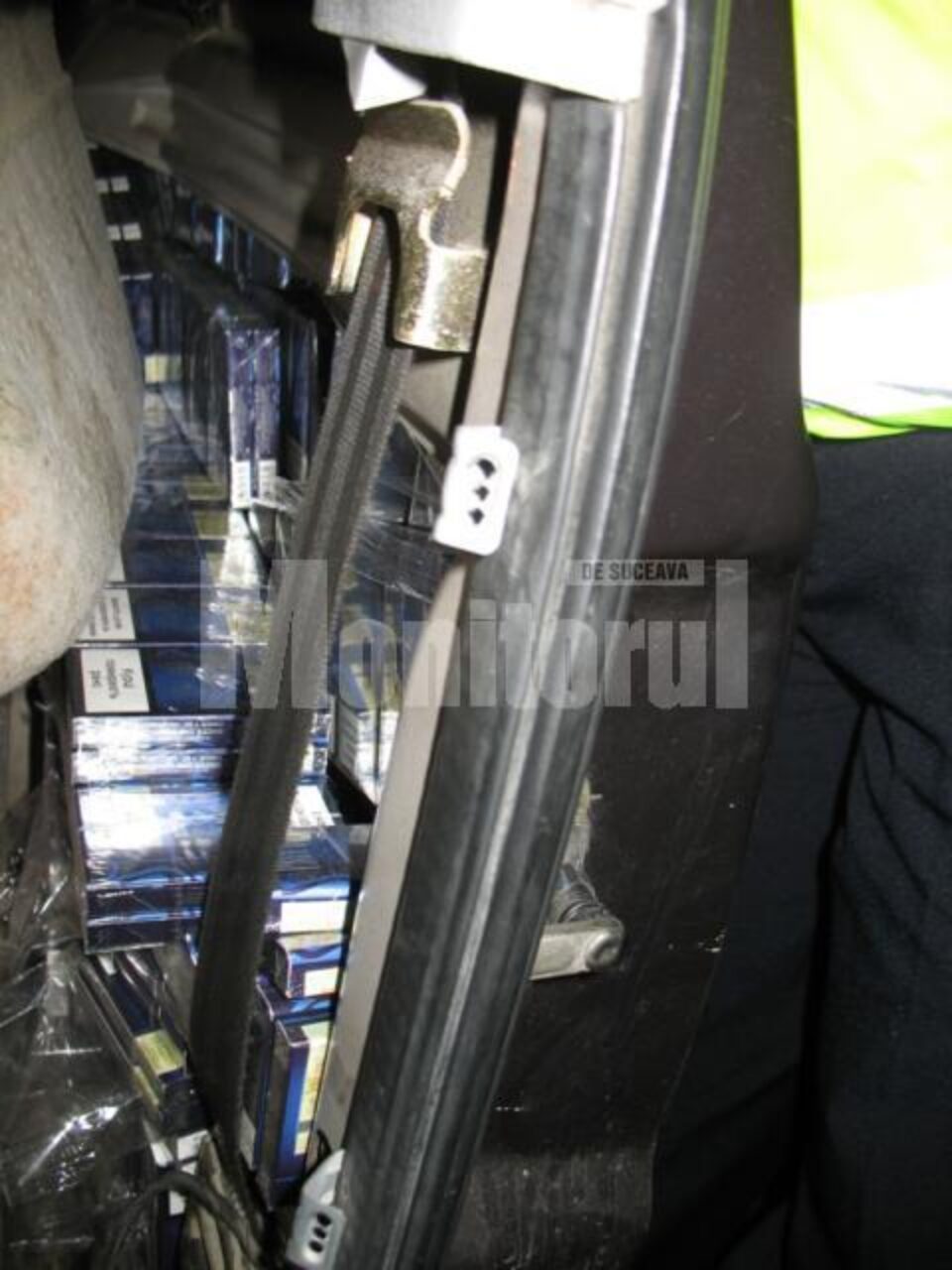 Sute de pachete cu țigări de contrabandă au fost găsite de polițiști, ascunse într-un autoturism Sute de pachete cu țigări de contrabandă au fost găsite de polițiști, ascunse într-un autoturism